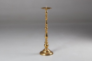 картинка Старинный подсвечник, выполненный в фламандском стиле салоне старинных вещей "Шебби" являющийся официальным дистрибьютором в России и Беларуси