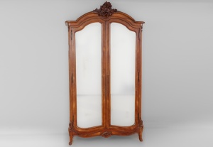 картинка Антикварный шкаф для одежды с резной короной салоне старинных вещей "Шебби" являющийся официальным дистрибьютором в России и Беларуси