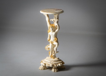 Антикварная подставка с изображением путти из дерева с ониксом код. RM4165599