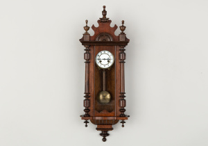 картинка Старинные настенные часы салоне старинных вещей "Шебби" являющийся официальным дистрибьютором в России и Беларуси