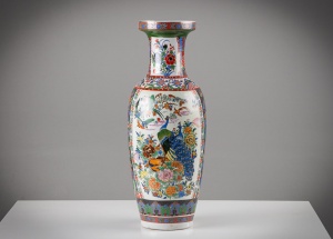 Cтаринная ваза с насыщенным цветочным узором код.&nbsp;RM4136994