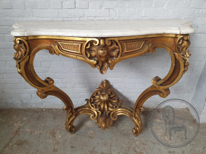 картинка Антикварная консоль из позолоченного дерева с мраморной столешницей салоне старинных вещей "Шебби" являющийся официальным дистрибьютором в России и Беларуси