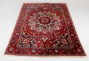 картинка Старинный иранский красный шерстяной ковер салоне старинных вещей "Шебби" являющийся официальным дистрибьютором в России и Беларуси