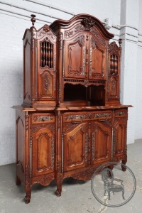 картинка Антикварный французский ореховый буфет-Vaisselier салоне старинных вещей "Шебби" являющийся официальным дистрибьютором в России и Беларуси