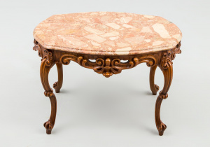 картинка Старинный столик салоне старинных вещей "Шебби" являющийся официальным дистрибьютором в России и Беларуси