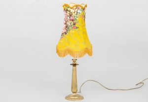 картинка Старинная латунная настольная лампа салоне старинных вещей "Шебби" являющийся официальным дистрибьютором в России и Беларуси