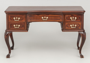 картинка Старинный письменный стол салоне старинных вещей "Шебби" являющийся официальным дистрибьютором в России и Беларуси