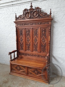 картинка .антикварная скамья в готическом стиле с подписью итальянского скульптора V. Aimone салоне старинных вещей "Шебби" являющийся официальным дистрибьютором в России и Беларуси