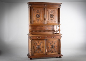 Антикварный буфет с фасадами, декорированными растительной резьбой код.&nbsp;RM4165757