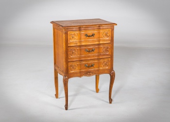 Старинный комод на изящных изогнутых ножках код.&nbsp;RM4165963