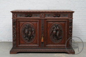 картинка Антикварный комод в охотничьем стиле салоне старинных вещей "Шебби" являющийся официальным дистрибьютором в России и Беларуси