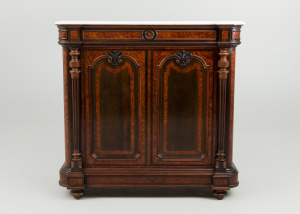 картинка Старинный комод салоне старинных вещей "Шебби" являющийся официальным дистрибьютором в России и Беларуси