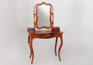 картинка Антикварный косметический столик салоне старинных вещей "Шебби" являющийся официальным дистрибьютором в России и Беларуси