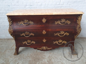 Старинный комод из красного дерева с бронзовыми барельефными накладками код. BE4096785