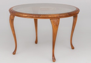 картинка Старинный круглый столик с ротангом салоне старинных вещей "Шебби" являющийся официальным дистрибьютором в России и Беларуси