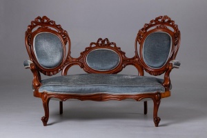 картинка Старинная скамейка из красного дерева с резной спинкой и бархатной обивкой салоне старинных вещей "Шебби" являющийся официальным дистрибьютором в России и Беларуси