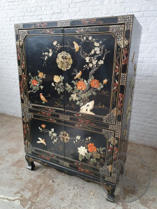 картинка Старинный комод в восточном стиле с ручной росписью в виде цветов и птиц, инкрустированный натуральным камнем салоне старинных вещей "Шебби" являющийся официальным дистрибьютором в России и Беларуси