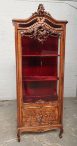 картинка Антикварная витрина салоне старинных вещей "Шебби" являющийся официальным дистрибьютором в России и Беларуси