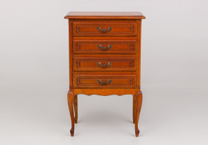 картинка Старинный комод салоне старинных вещей "Шебби" являющийся официальным дистрибьютором в России и Беларуси