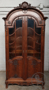 картинка Антикварная витрина с рельефной резьбой в виде раковин салоне старинных вещей "Шебби" являющийся официальным дистрибьютором в России и Беларуси