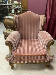 Старинное кресло на гнутых ножках, декорированное резьбой код. FN91