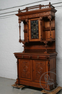 картинка Антикварный буфет салоне старинных вещей "Шебби" являющийся официальным дистрибьютором в России и Беларуси