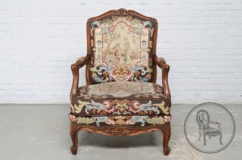 Антикварное резное кресло из ореха с гобеленовой обивкой код. BE4096988