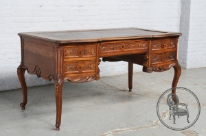 картинка Антикварный письменный стол на изогнутых ножках салоне старинных вещей "Шебби" являющийся официальным дистрибьютором в России и Беларуси