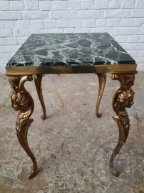 Старинный столик с мраморной столешницей и бронзовым основанием, декорированным барельефами код. BE4096734