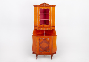 картинка Старинный угловой посудный шкаф салоне старинных вещей "Шебби" являющийся официальным дистрибьютором в России и Беларуси