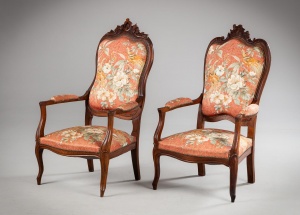 картинка Антикварные кресла (2 шт.) из ореха с резной короной салоне старинных вещей "Шебби" являющийся официальным дистрибьютором в России и Беларуси