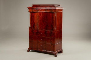 картинка Антикварный комод с резными львиными головами и ножками в виде звериных лап салоне старинных вещей "Шебби" являющийся официальным дистрибьютором в России и Беларуси