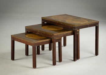 Старинные столики из красного дерева (3 шт.) с поверхностью в виде географических карт код. RM4119902