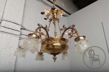 Старинная бронзовая люстра с плафонами в форме распустившихся бутонов код. BE4097595