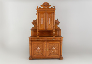 картинка Антикварный буфет салоне старинных вещей "Шебби" являющийся официальным дистрибьютором в России и Беларуси