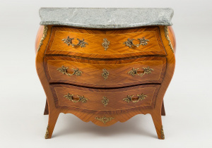 картинка Старинная тумба салоне старинных вещей "Шебби" являющийся официальным дистрибьютором в России и Беларуси