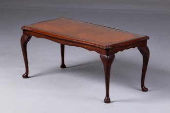 Старинный столик с поверхностью из кожи код. RM4101148