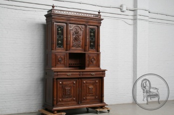 Антикварный ореховый буфет с витражными стеклами, декорированный фантазийной резьбой код. BE4097657