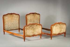 картинка Старинные кровати из красного дерева (2 шт.) с мягкой обивкой салоне старинных вещей "Шебби" являющийся официальным дистрибьютором в России и Беларуси