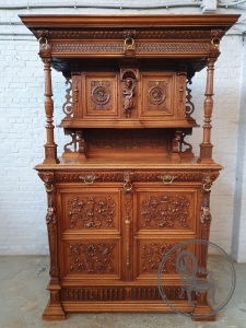 картинка Антикварный резной буфет-поставец, украшенный художественной резьбой салоне старинных вещей "Шебби" являющийся официальным дистрибьютором в России и Беларуси