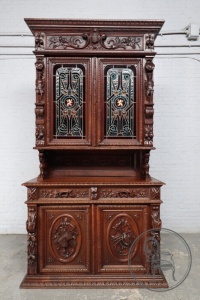 картинка Антикварный буфет с витражами с резьбой в охотничьем стиле салоне старинных вещей "Шебби" являющийся официальным дистрибьютором в России и Беларуси