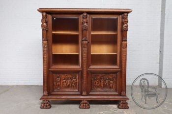 Антикварная витрина, декорированная барельефами и резными филенками со сценами веселья код. BE107620