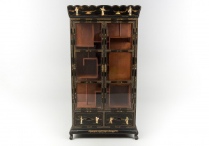 картинка Старинный посудный шкаф салоне старинных вещей "Шебби" являющийся официальным дистрибьютором в России и Беларуси