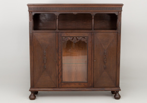 картинка Старинный посудный шкаф салоне старинных вещей "Шебби" являющийся официальным дистрибьютором в России и Беларуси