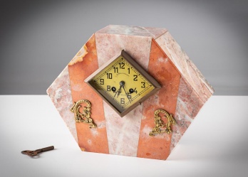 Старинные часы шестиугольной формы из мрамора, декорированные металлическими акцентами код. RM4165456