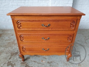 картинка Старинный дубовый комод с орнаментальной резьбой и фигурными опорами салоне старинных вещей "Шебби" являющийся официальным дистрибьютором в России и Беларуси