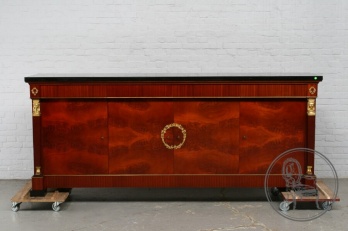 Старинный комод из красного дерева с бронзовыми накладками код. BE4097499