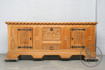 Старинный комод в готическом стиле с коваными элементами код. BE107395