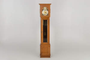 картинка Старинные напольные часы салоне старинных вещей "Шебби" являющийся официальным дистрибьютором в России и Беларуси