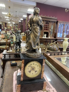 Старинные каминные часы с бронзовой статуэткой код.&nbsp;FUN18